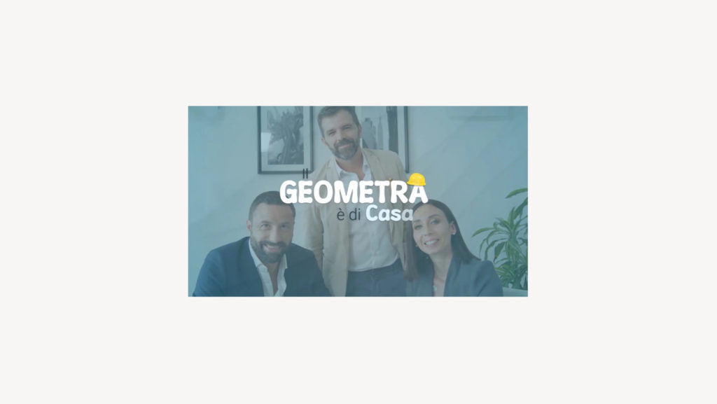 tre persone con davanti la scritta il geometra è di casa