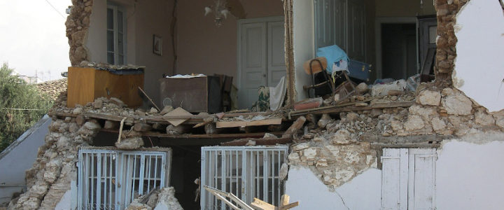 casa distrutta dal terremoto macerie