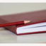 agenda di colore rosso con matita rossa