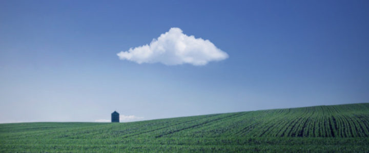 prato verde una piccola casa cielo blu con una nuvola bianca