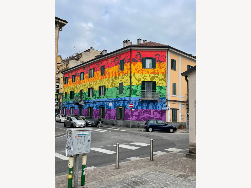 casa dipinta con colori arcobaleno e con disegni di visi di donne milano ortica