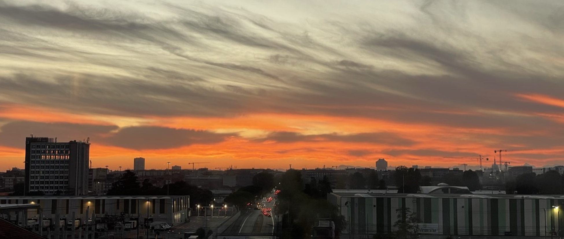 Panorama di Milano al tramonto in ottobre Il futuro è nelle tue mani