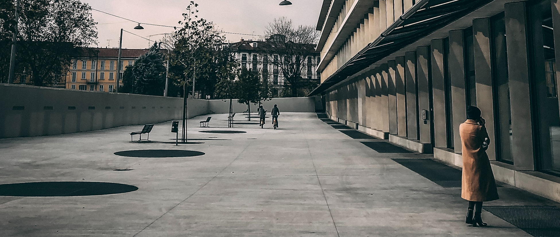 piazza all'interno di palazzi con persone in bici e a piedi autunno 2 Super Bonus 110%